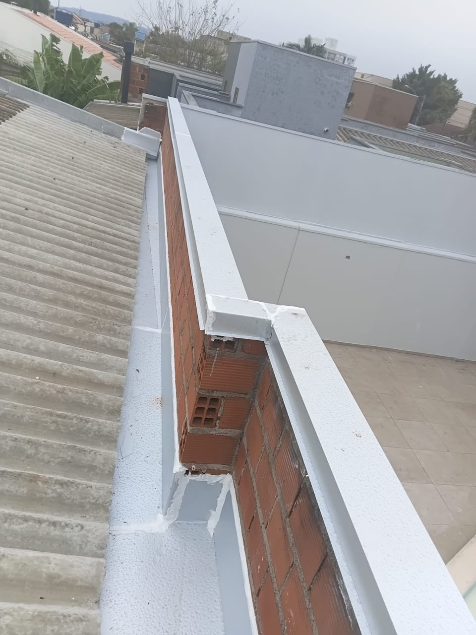 Rufo metálico instalado no encontro do telhado com a platibanda