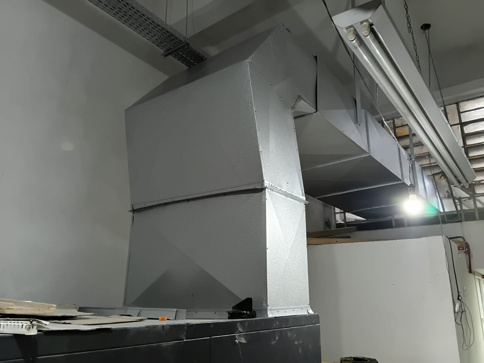 Coifa e dutos de exaustão galvanizados instalados em cozinha industrial